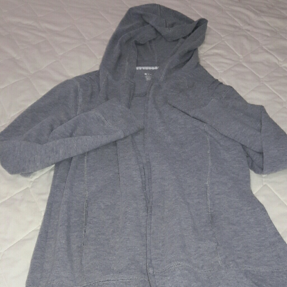 Sweater size L can fit M